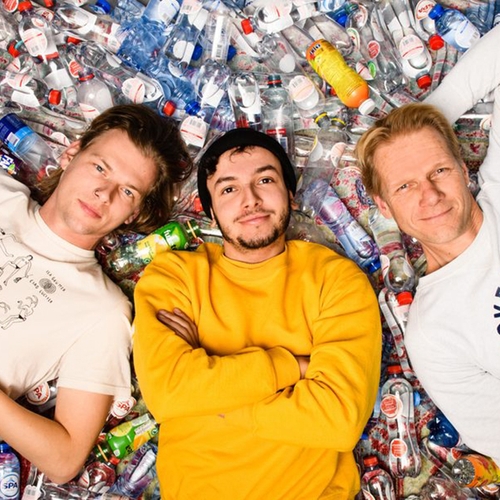Sander, Sahil en Menno lanceren de track ‘Kraanwater’ tegen plastic wegwerpflesjes