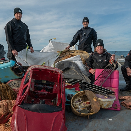 Duikexpeditie bergt 2500 kilo afval uit de Noordzee